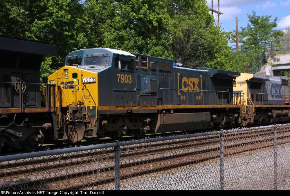 CSX 7903 on M371